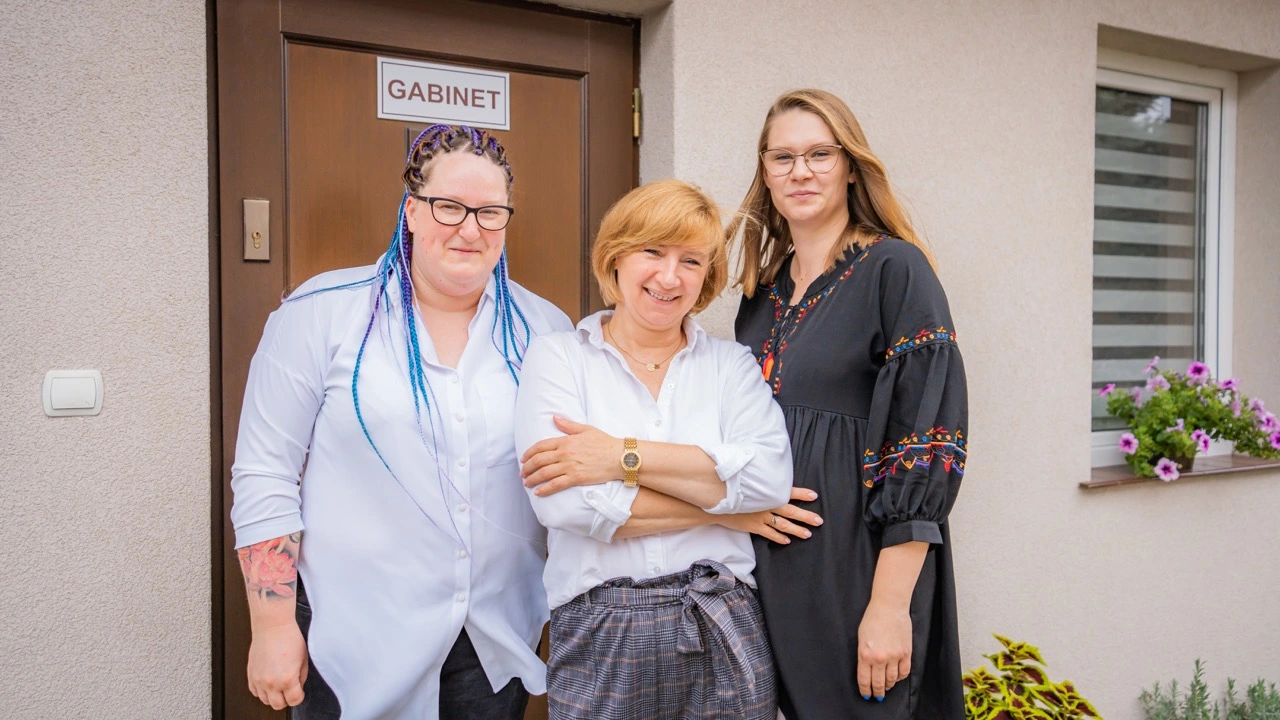 Zdjęcie całego zespołu profesjonalistów w gabinecie logopedycznym Hanny Nowaczyk